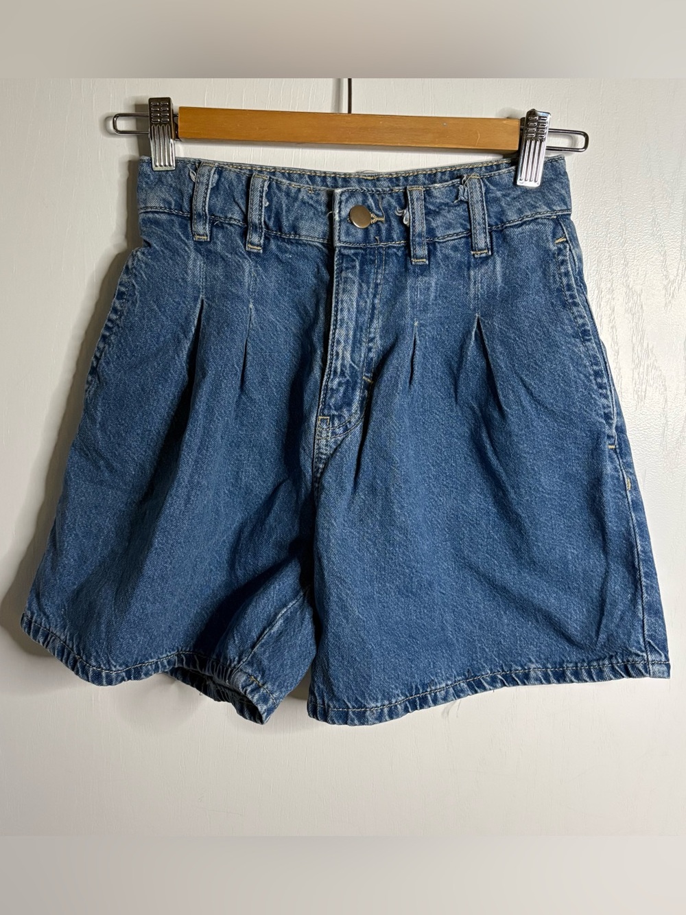 NEW BZB (Bizzbee) Sz 0 Denim Pleated Bermuda Shorts High Rise Relaxed 5-Pocke